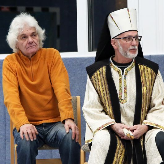 Alfred Krott (links) beobachtet aufmerksam die Probe. Er hat 1990 das Textbuch für die Passionsspiele geschrieben und bei den Aufführungen 2001 und 2004 selbst den Jesus gespielt.
