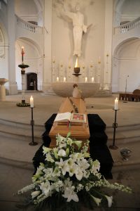 Der Sarg mit dem Leichnam von Bischof em. Dr. Paul-Werner Scheele ist am Mittwoch, 15. Mai, in der Seminarkirche Sankt Michael aufgebahrt worden.