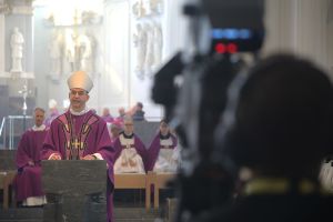 Über 1500 Menschen verfolgten im Internet die Liveübertragung des Requiems für Bischof em. Dr. Paul-Werner Scheele und die anschließende Beisetzung . 
