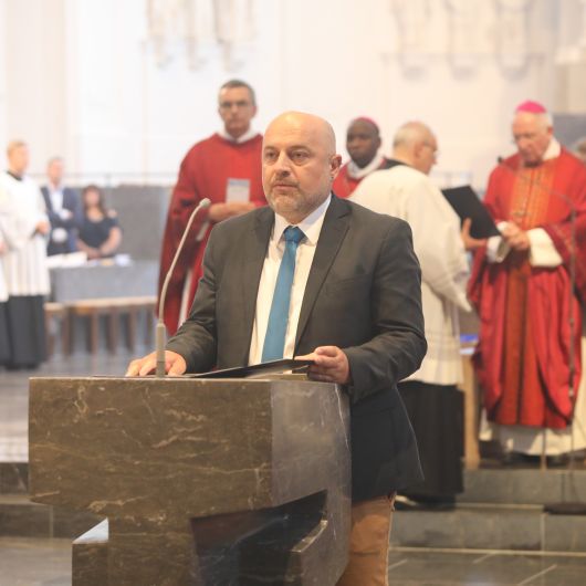 Weihbischof Ulrich Boom feiert mit rund 1200 Personen am Tag der Räte und Politiker Gottesdienst. Eine Begegnung auf dem Kiliansplatz schloss sich an.