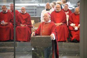 Weihbischof Ulrich Boom feiert mit rund 1200 Menschen aus den Dekanaten Karlstadt, Lohr, Kitzingen und Ochsenfurt Pontifikalamt im Kiliansdom.