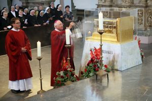 Rund 250 Gläubige feierten mit Weihbischof Ulrich Boom die Kiliani-Wallfahrt der Orden und der Weltmission im Würzburger Kiliansdom.