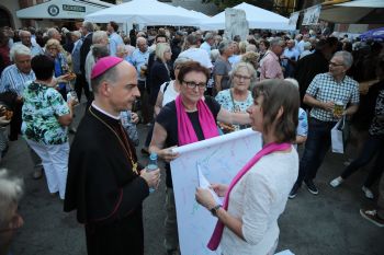 Susanne Öttinger (rechts) und Angelika Goj von der Katholischen Arbeitnehmer-Bewegung (KAB) überreichten Bischof Dr. Franz Jung eine Rolle mit Unterschriften von Frauen und Männern, die unter anderem Gleichberechtigung in der Kirche einfordern. 