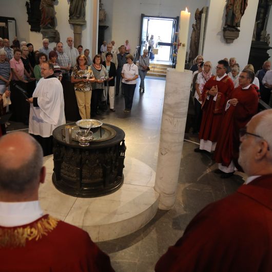 Bischof Dr. Franz Jung feierte am Mittwochabend, 10. Juli, einen Pontifikalgottesdienst mit Gottesdiensthelfern aus dem ganzen Bistum. Eine Begegnung auf dem Kiliansplatz schloss sich an.