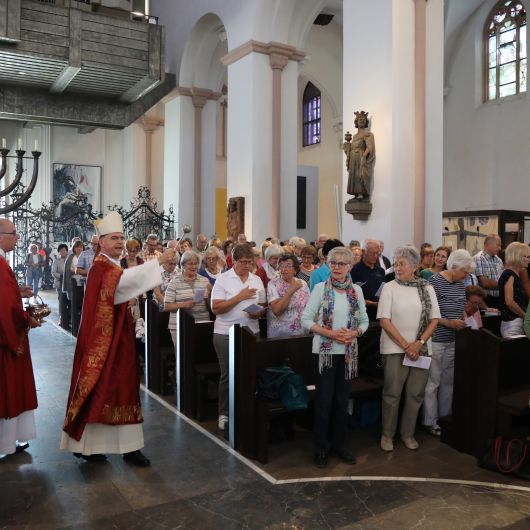 Bischof Dr. Franz Jung feierte am Mittwochabend, 10. Juli, einen Pontifikalgottesdienst mit Gottesdiensthelfern aus dem ganzen Bistum. Eine Begegnung auf dem Kiliansplatz schloss sich an.