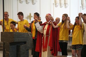 Mit rund 800 Kindern, Jugendlichen und ihren Betreuern feierte Weihbischof Boom - hier mit Kindern von der Leo-Weismantel-Schule in Karlstadt - eine Wort-Gottes-Feier am Kiliani-Tag der Förderschulen. 
