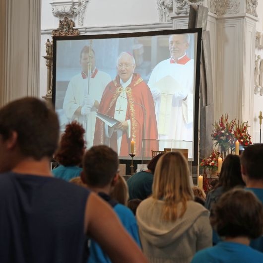 Mit rund 800 Kindern, Jugendlichen und ihren Betreuern feierte Weihbischof Boom eine Wort-Gottes-Feier am Kiliani-Tag der Förderschulen. 