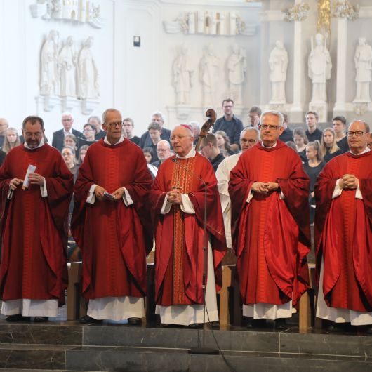 38 Frauen und fünf Männern hat Weihbischof Ulrich Boom im Auftrag von Bischof Dr. Franz Jung am Freitagabend, 12. Juli, beim Kiliani-Tag der Verantwortlichen in Erziehung und Schule die Missio canonica verliehen.