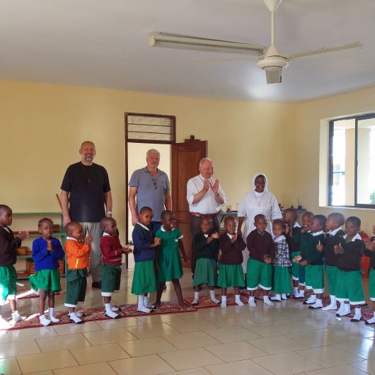 Besuch in der Primary School der Erlöserschwestern in Dar es Salaam (von links): Pfarrer NIkolaus Hegler, Klaus Veeh vom Referat Mission-Entwicklung-Frieden und Weihbischof Ulrich Boom.