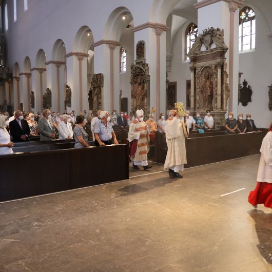 Mit rund 110 Ehepaaren aus der ganzen Diözese hat Weihbischof Ulrich Boom am Mittwochnachmittag, 23. Juni, einen Pontifikalgottesdienst gefeiert. Eingeladen waren Ehejubilare, die in den Jahren 2020 und 2021 auf 50, 60 oder 65 gemeinsame Jahre zurückblicken.