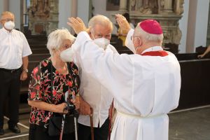 Weihbischof Ulrich Boom feierte am Dienstagnachmittag, 29. Juni, einen Gottesdienst für Ehepaare, die 2020 oder 2021 ihr goldenes, diamantenes oder eisernes Ehejubiläum hatten. Im Anschluss konnten sich die Paare segnen lassen.