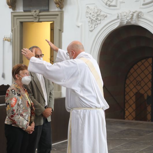 Bischof Dr. Franz Jung segnete nach dem Gottesdienst die Ehejubilare.