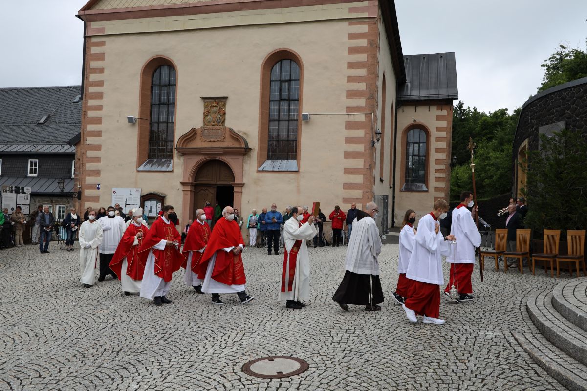 Bischof Dr. Franz Jung feierte am Montagabend, 5. Juli, einen Kiliani-Pontifikalgottesdienst auf dem Kreuzberg.