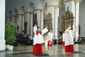 Rund 110 Ministranten feierten mit Weihbischof Ulrich Boom am Montagabend, 5. Juli, einen Gottesdienst.