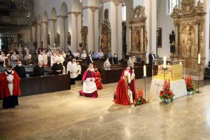 Bischof Dr. Franz Jung feierte am 6. Juli 2021 im Kiliansdom eine Pontifikalvesper mit Priestern, Diakonen, Ordensleuten, Missionaren sowie Pastoralen Mitarbeiterinnen und Mitarbeitern.