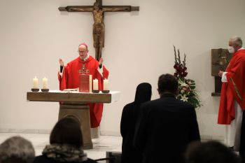 Bischof Dr. Franz Jung feiert am Freitagnachmittag, 9. Juli 2021, eine Kiliani-Pontifikalmesse in der Kapelle des Krankenhauses Sankt Josef in Schweinfurt. Rechts Pfarrer Joachim Morgenroth.