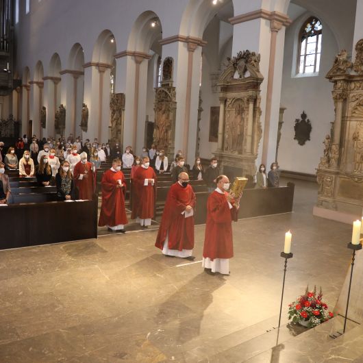 Weihbischof Ulrich Boom hat im Auftrag von Bischof Dr. Franz Jung 33 Frauen und sieben Männern am Freitagabend, 9. Juli, im Kiliansdom die Missio canonica verliehen.