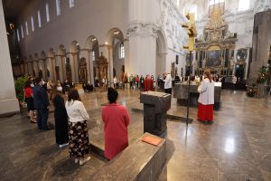 33 Frauen und sieben Männern hat Weihbischof Ulrich Boom im Auftrag von Bischof Dr. Franz Jung am Freitagabend, 9. Juli, beim Kiliani-Tag der Verantwortlichen in Schule und Erziehung die Missio canonica verliehen.