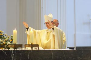 Mit rund 120 Ehepaaren aus der ganzen Diözese, die 2020 oder 2021 ihr silbernes Ehejubiläum feiern, hat Bischof Dr. Franz Jung am Freitagabend, 2. Juli, einen Gottesdienst im Würzburger Kiliansdom gefeiert.