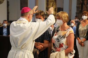 Mit rund 120 Ehepaaren aus der ganzen Diözese, die 2020 oder 2021 ihr silbernes Ehejubiläum feiern, hat Bischof Dr. Franz Jung am Freitagabend, 2. Juli, einen Gottesdienst im Würzburger Kiliansdom gefeiert.