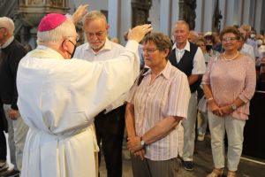 Weihbischof Ulrich Boom feierte am 30. Juni 2022 einen Dankgottesdienst im Kiliansdom mit Ehepaaren, die auf 50, 60 oder 65 Ehejahre zurückblicken.