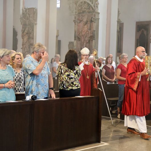 Bischof Dr. Franz Jung feierte am Dienstagvormittag, 5. Juli, einen Kiliani-Gottesdienst mit Gläubigen aus der Region Aschaffenburg und Pfarrhausfrauen. Eine Begegnung auf dem Vorplatz des Burkardushauses schloss sich an.