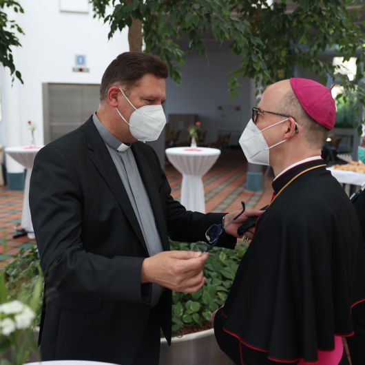 Bischof Dr. Franz Jung (rechts) im Gespräch mit Dekan Dr. Andreas Krefft. 