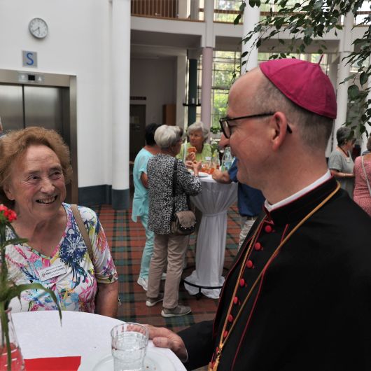 Bischof Dr. Franz Jung nahm sich viel Zeit, um mit den ehrenamtlich in der Klinikseelsorge Tätigen über deren Arbeit zu sprechen. 