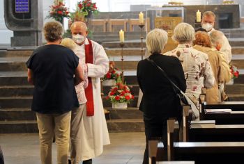 Generalvikar Dr. Jürgen Vorndran feierte in Vertretung des erkrankten Bischofs Dr. Franz Jung am Donnerstag, 7. Juli, einen Kiliani-Gottesdienst mit rund 200 Frauen und Männern, die um einen geliebten Menschen trauern. Im Anschluss konnten sich die Gläubigen einzeln segnen lassen.