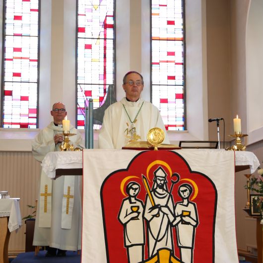 Bischof Franz (hinten) besucht Irland: Messfeier mit Ortsbischof von Kilmore, Martin Hayes, in der Kilianskirche von Mullagh.