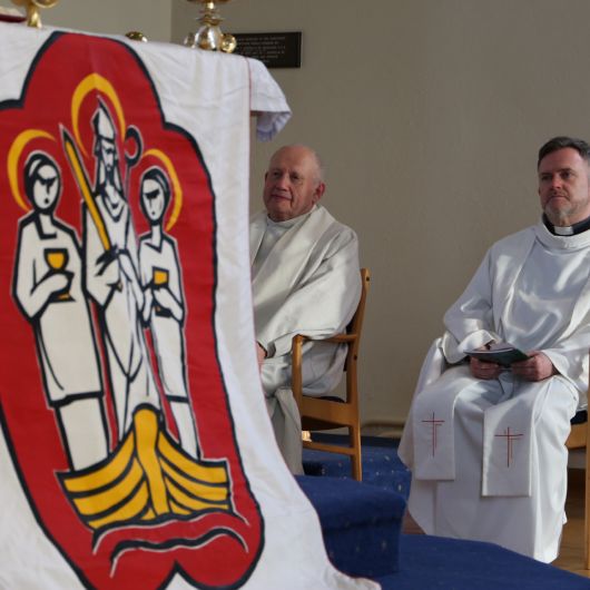 Bischof Franz besucht Irland: Messfeier in der Kilianskirche von Mullagh. Links im Bild: Domkapitular Albin Krämer