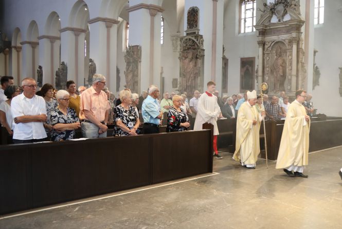 Weihbischof Ulrich Boom feierte am Mittwochnachmittag, 28. Juni 2023, im Kiliansdom einen Pontifikalgottesdienst für Ehejubilare, die auf 50, 60 oder mehr gemeinsame Jahre zurückblicken. 