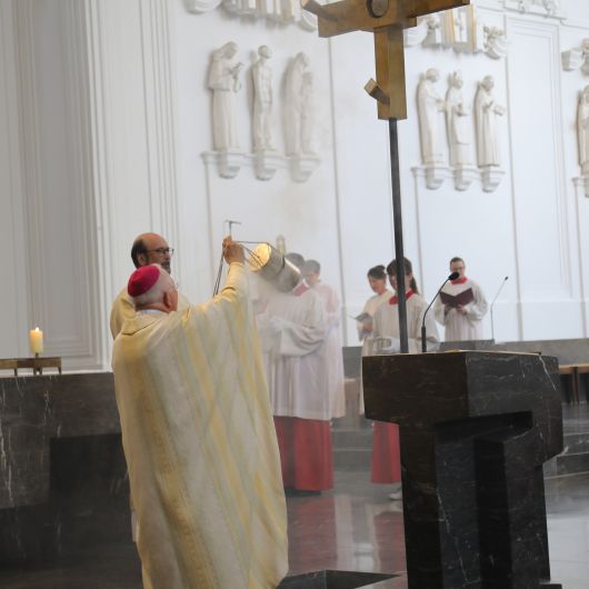 Weihbischof Ulrich Boom feierte am Mittwochnachmittag, 28. Juni 2023, im Kiliansdom einen Pontifikalgottesdienst für Ehejubilare, die auf 50, 60 oder mehr gemeinsame Jahre zurückblicken. 