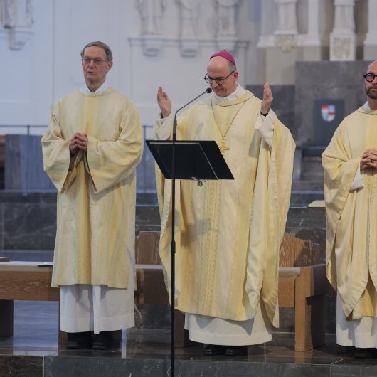 Einen Gottesdienst für Menschen, die um einen Angehörigen trauern, hat Bischof Dr. Franz Jung am Mittwochabend, 28. Juni, im Kiliansdom gefeiert.