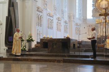 Einen Gottesdienst für Menschen, die um einen Angehörigen trauern, hat Bischof Dr. Franz Jung am Mittwochabend, 28. Juni, im Kiliansdom gefeiert.