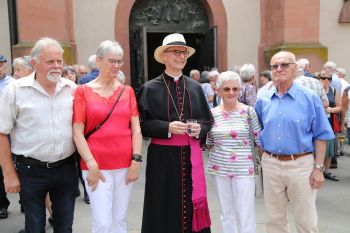 Auch Bischof Dr. Franz Jung nahm an der Begegnung am Kiliansplatz teil.