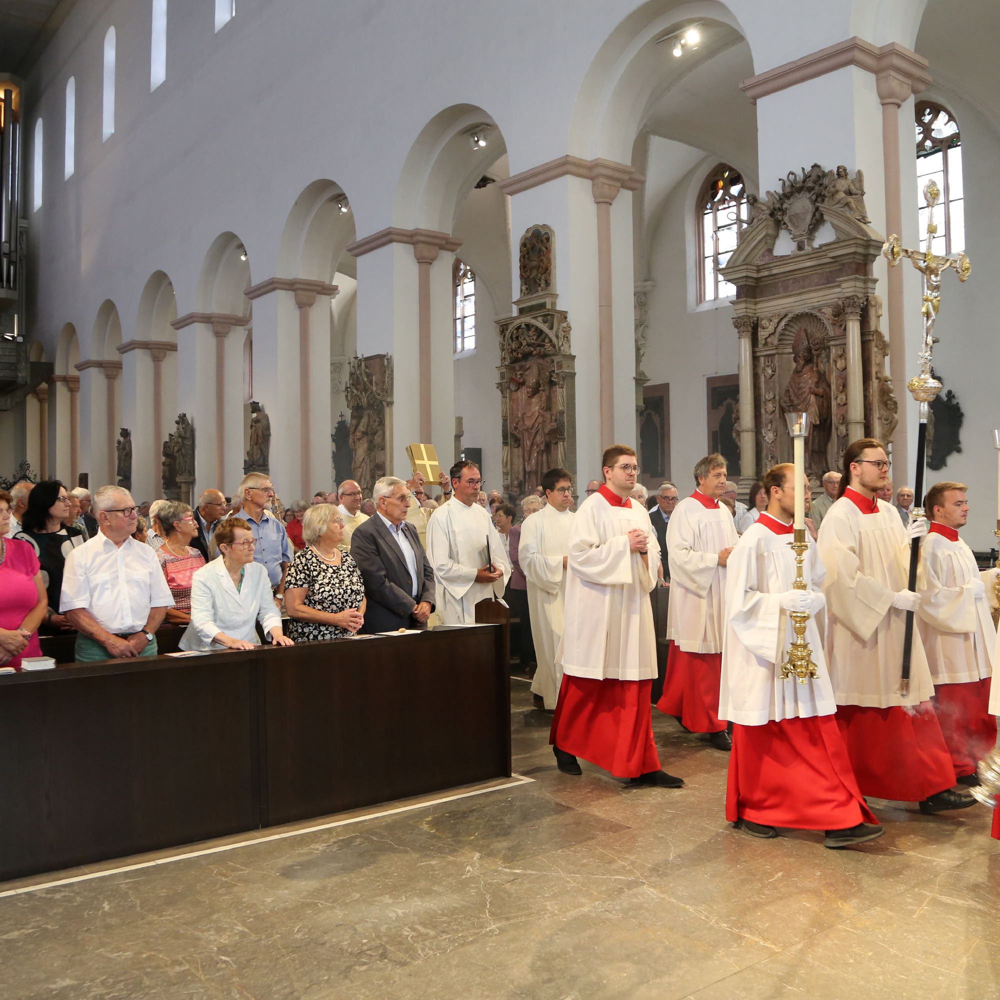 Bischof em. Dr. Friedhelm Hofmann hat am Freitagvormittag, 30. Juni, einen Pontifikalgottesdienst für Ehejubilare im Würzburger Kiliansdom gefeiert.