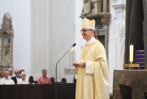 Bischof Dr. Franz Jung dankte den Ehejubilaren für ihr "großartiges Glaubenszeugnis".