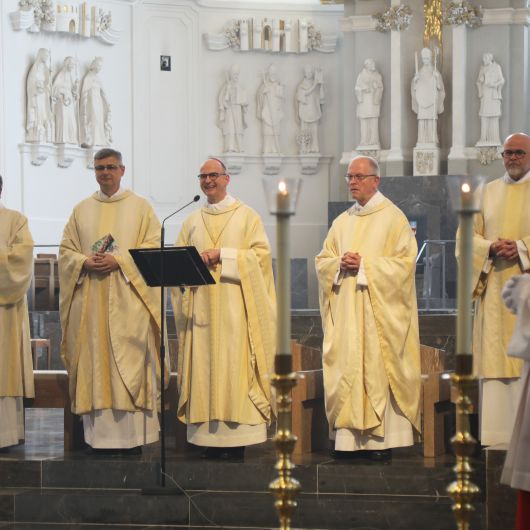 Einen Pontifikalgottesdienst für Paare, die seit 50, 60 und mehr Jahren verheiratet sind, feierte Bischof Dr. Franz Jung am Freitagnachmittag, 30. Juni 2023, im Kiliansdom.