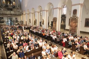Einen Gottesdienst für Ehepaare, die seit 25 Jahren verheiratet sind, hat Bischof Dr. Franz Jung am Freitagabend, 30. Juni, im Würzburger Kiliansdom gefeiert. Zusammen mit zahlreichen Seelsorgerinnen und Seelsorgern erteilte er den Paaren nach der Messe den Segen. 
