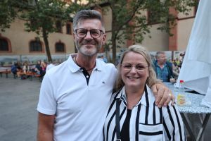 Einen Gottesdienst für Ehepaare, die seit 25 Jahren verheiratet sind, hat Bischof Dr. Franz Jung am Freitagabend, 30. Juni, im Würzburger Kiliansdom gefeiert. Zusammen mit zahlreichen Seelsorgerinnen und Seelsorgern erteilte er den Paaren nach der Messe den Segen. 