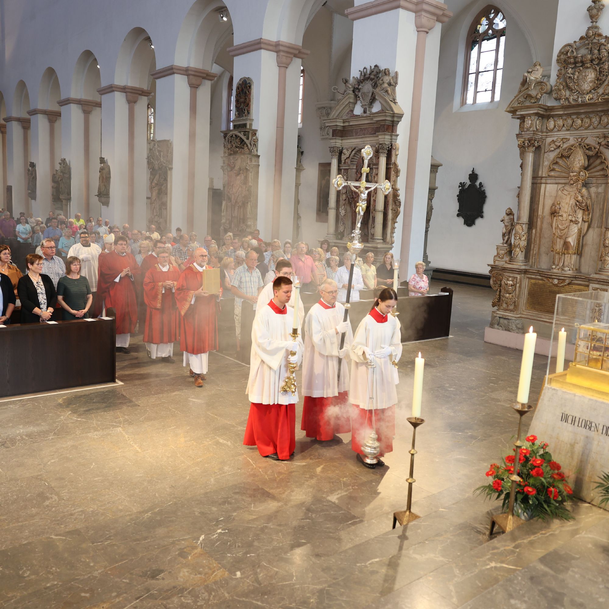 Bischof Dr. Franz Jung hat am Dienstagvormittag, 4. Juli, einen Kiliani-Gottesdienst für Wallfahrer aus der Region Aschaffenburg sowie für die Pfarrhausfrauen gefeiert. Eine Begegnung auf dem Kiliansplatz schloss sich an. 