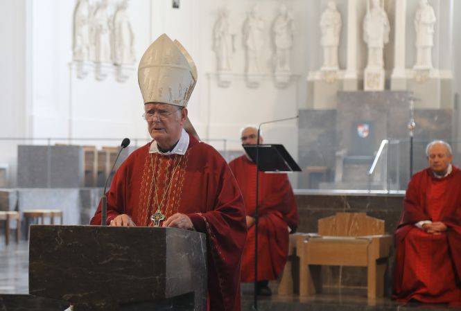 Bischof em. Dr. Friedhelm Hofmann hat am Mittwochvormittag, 5. Juli, einen Kiliani-Gottesdienst für Wallfahrer aus der Region Schweinfurt gefeiert. Eine Begegnung auf dem Kiliansplatz schloss sich an.
