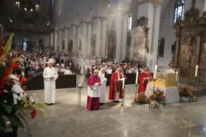 Bischof Dr. Franz Jung hat am Dienstagabend, 4. Juli, eine Kiliansvigil für Ehrenamtliche gefeiert, die in den liturgischen Diensten tätig sind.