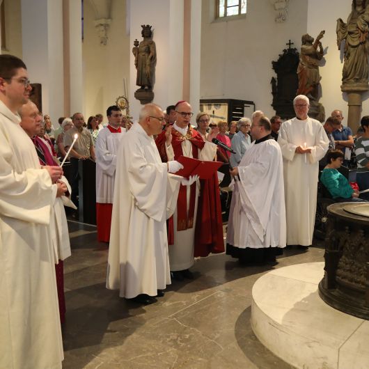 Bischof Dr. Franz Jung hat am Dienstagabend, 4. Juli, eine Kiliansvigil für Ehrenamtliche gefeiert, die in den liturgischen Diensten tätig sind. Der Feier ging eine Lichtfeier am Taufbecken voran.  