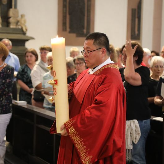 Bischof Dr. Franz Jung hat am Dienstagabend, 4. Juli, eine Kiliansvigil für Ehrenamtliche gefeiert, die in den liturgischen Diensten tätig sind. Der Feier ging eine Lichtfeier am Taufbecken voran.  