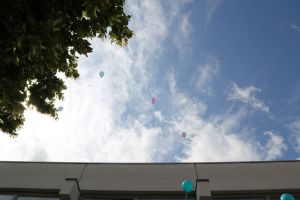 Zusammen mit Weihbischof Boom ließen die Kinder für jede Fürbitte einen Ballon zu Gott in den Himmel steigen. Außerdem gedachte die Schule vier verstorbenen Kindern, indem sie für diese weitere vier Ballons steigen ließ. 
