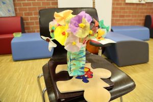 Als Dank für sein Kommen überreichten die Kinder Weihbischof Boom einen selbstgebastelten Blumenstrauß und ein Puzzleteil.