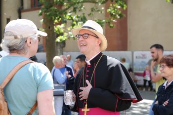 Nach dem Gottesdienst trafen sich die Gläubigen auf dem Kiliansplatz zwischen Dom und Neumünster, wo sie auch Bischof Jung begegneten.