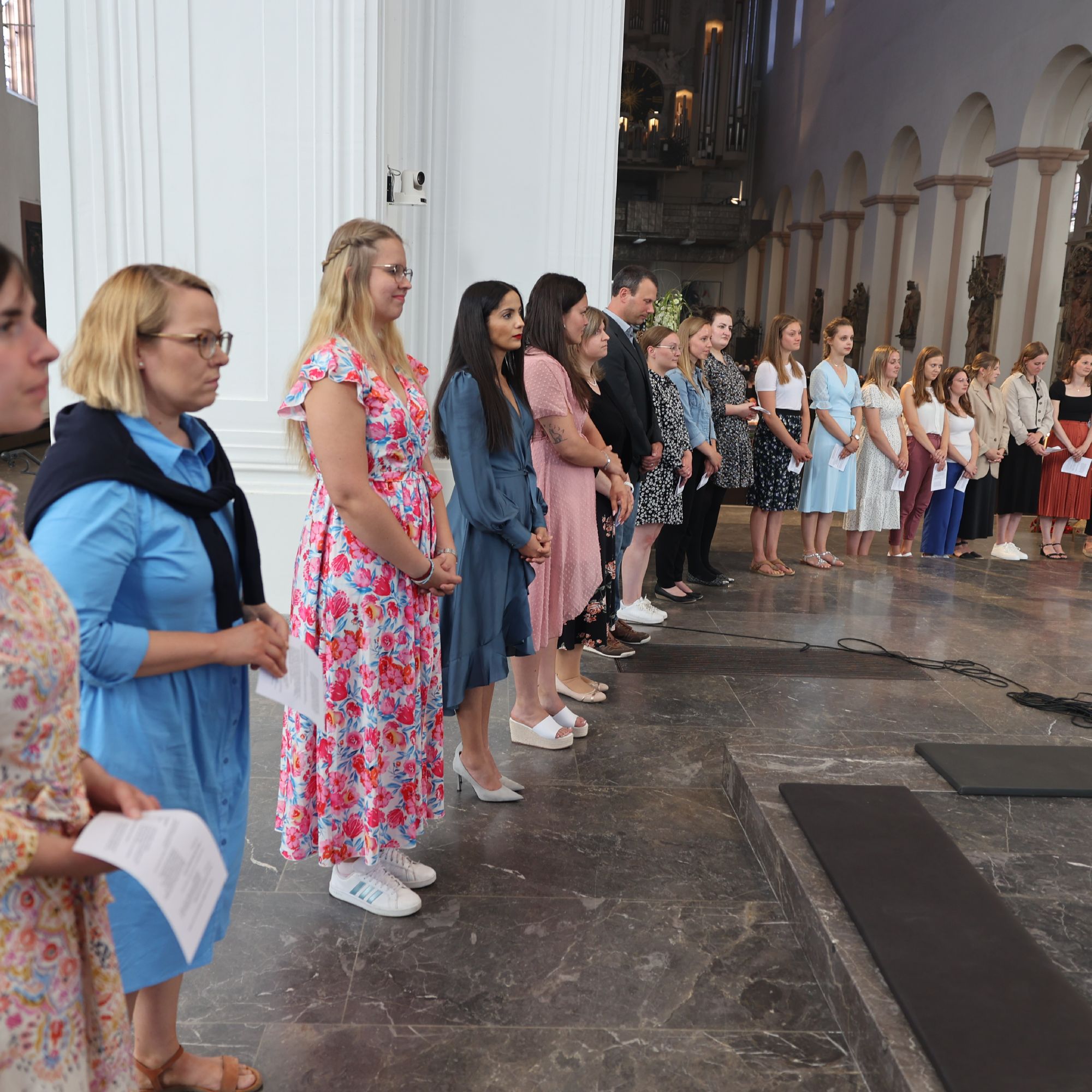 Für die Verantwortlichen in Schule und Erziehung hat Bischof Dr. Franz Jung am Freitagabend, 7. Juli, einen Pontifikalgottesdienst im Würzburger Kiliansdom gefeiert. 36 Frauen und drei Männern verlieh er dabei die Missio canonica. 